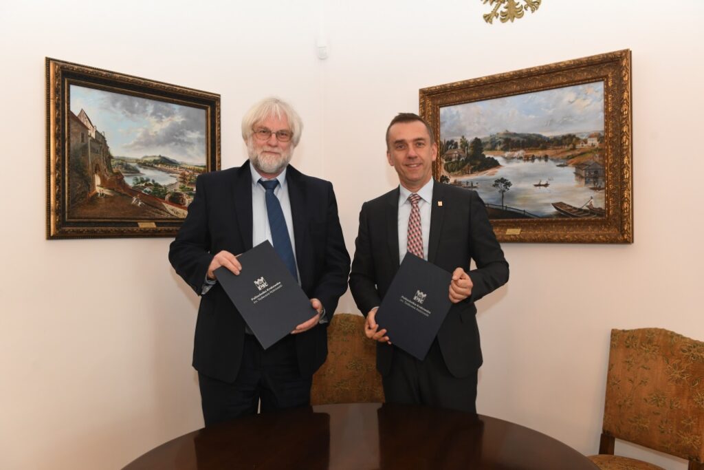 Zdjęcie przedstawia stojącego Rektora PK z przedstawicielem firmy Soneta Sp. z o.o.