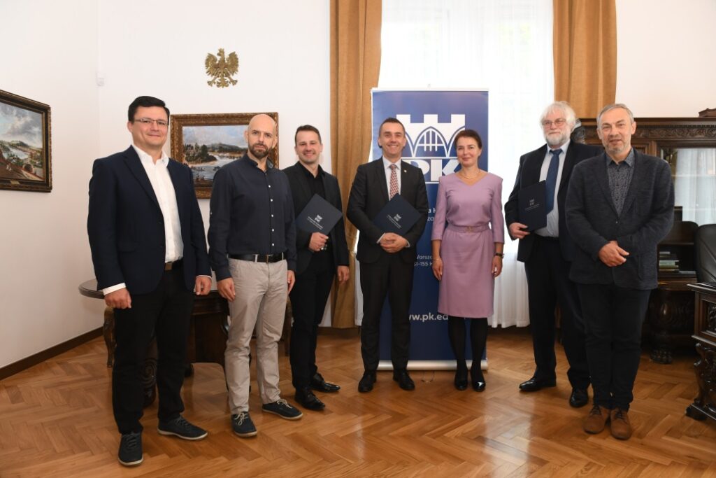 Na zdjęciu dr inż. Daniel Kubek, koordynator umowy ze strony PK, Tomasz Jaworski, Łukasz Krupczak, rektor PK prof. Andrzej Szarata, dziekan WIL dr hab. inż. Lucyna Domagała, prof. PK, Robert Czuła oraz dr inż. Mariusz Dudek, kierownik Katedry Systemów Transportowych.