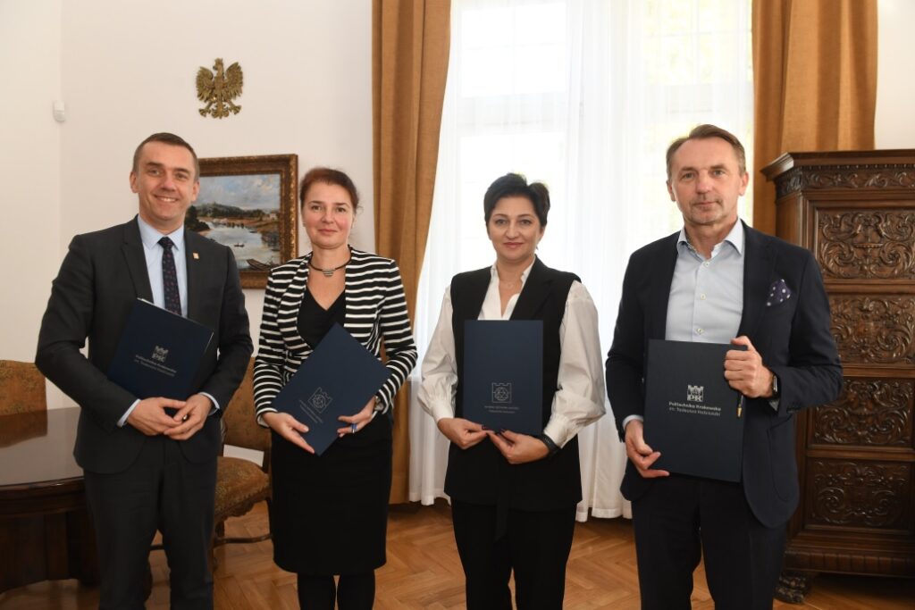 Zdjęcie przedstawiające od lewej: prof. Andrzej Szarata, prof. Lucyna Domagała, Aneta Andruszkiewicz - dyrektor HR w Unibep SA oraz Dariusz Blocher -prezes Zarządu Unibep SA / fot. Jan Zych