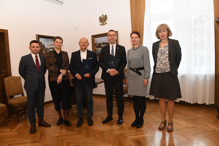 Zdjęcie Rektora prof. Andrzeja Szaraty z przedstawicielami firmy GSBK Biuro Konstrukcyjne stojącymi w gabinecie rektora
