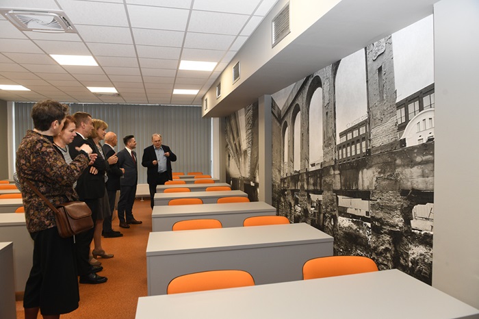 Zdjęcie sali nr 119 na którym widać grupę rozmawiających ludzi