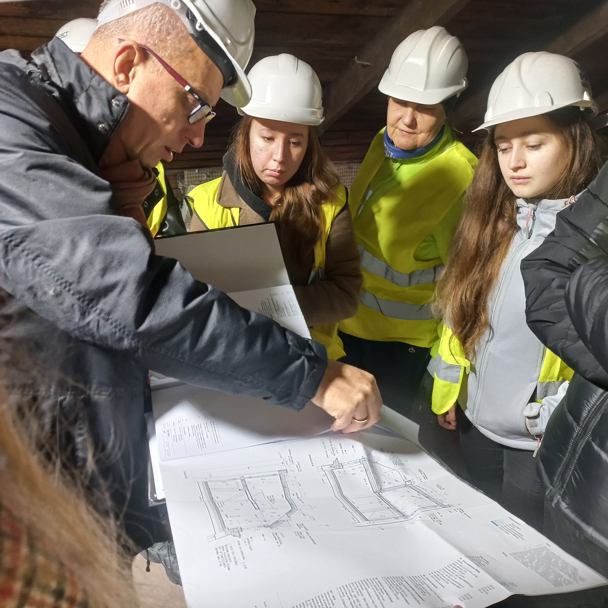 Członkowie Studenckiego Koła Naukowego Konstrukcji Drewnianych i Innych Surowców Tradycyjnych – KORNIKI