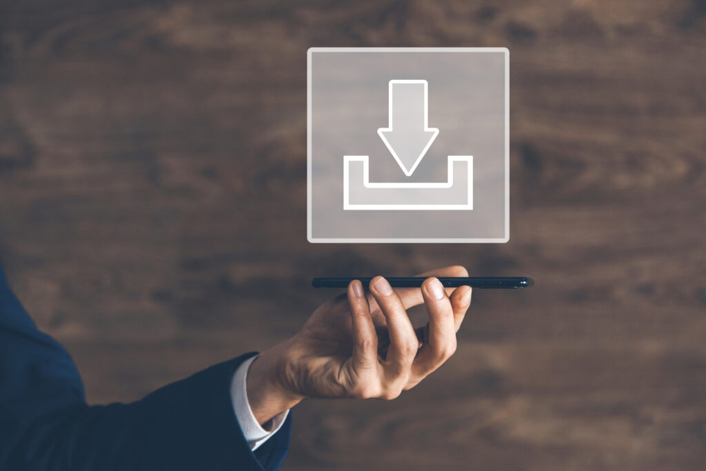 Męska ręka trzymająca telefon z ikoną pobierania